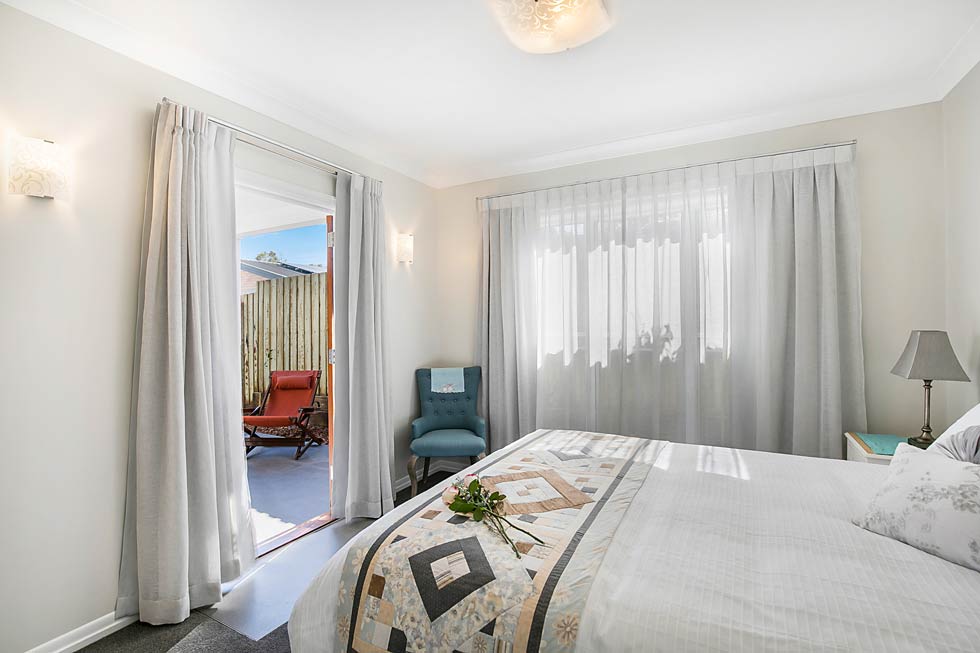 Seaside Quaters offers a main bedroom with queen size bed and ensuite with built-in robe.