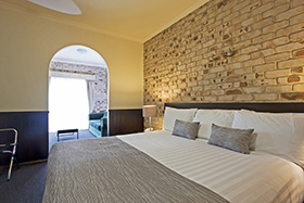 Executive King Room at Highlander Motor Inn